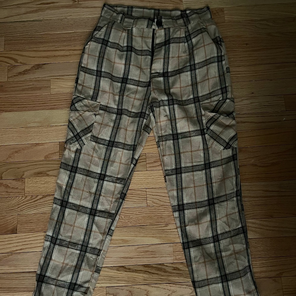 SIZE L. Never worn, plaid pants, very comfy, great shape! Goes with so much!